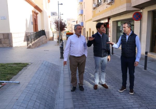 Las obras de acondicionamiento del entorno de la Plaza de la Iglesia de El Ejido concluyen