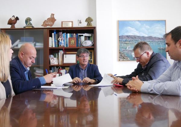 Firmado el contrato para la primera fase de reparación del pavimento del Pabellón Municipal de Deportes de Adra