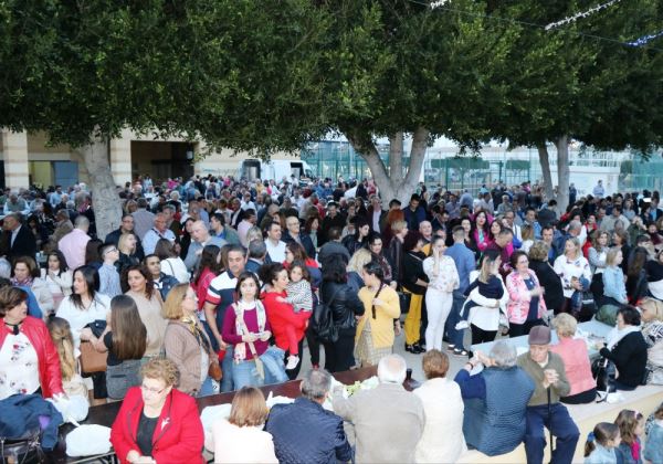 Este sábado se repartirán unos 1.300 kilos de habas, 360 kilos de tocino y 2.500 bollos de pan en la tradicional 'Fiesta de las habas'