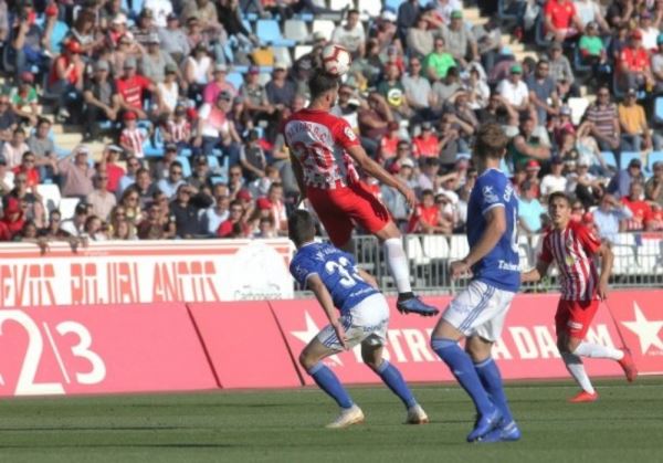 El Almería cae ante el Oviedo pero sigue soñando con el play off de ascenso