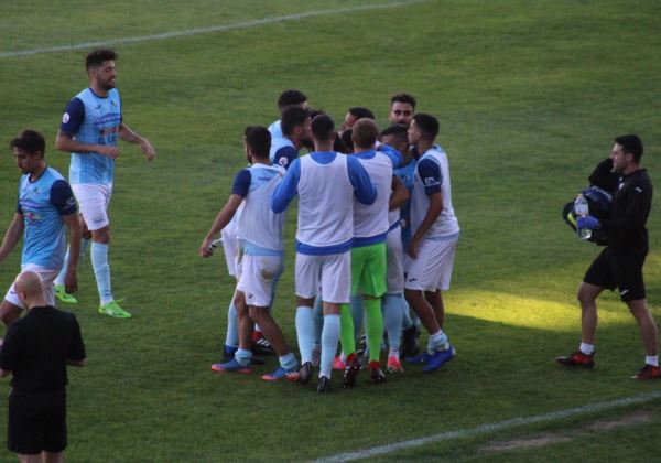 El CD El Ejido vence al UCAM Murcia en casa y sigue soñando con la permanencia