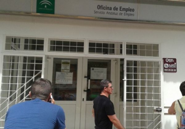El paro en Almería baja entre los hombres y sube entre las mujeres