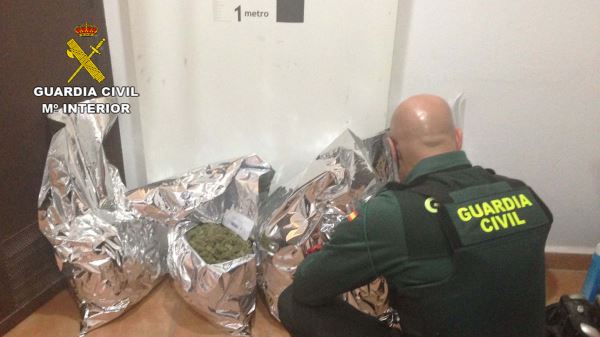 La Guardia Civil detiene a una persona y se incauta de 10 kilos de marihuana