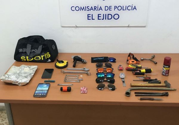 La Policía Nacional detiene in fraganti a un ladrón forzando la cerradura de una vivienda en El Ejido