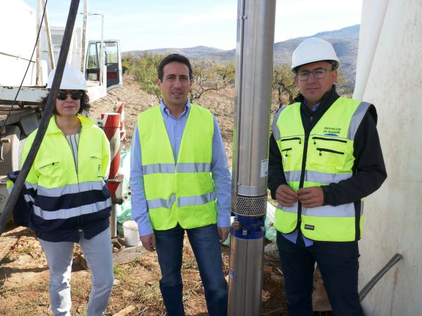 Diputación garantiza el agua en Benizalón reinstalando el Sondeo 'Cruce de Caminos'