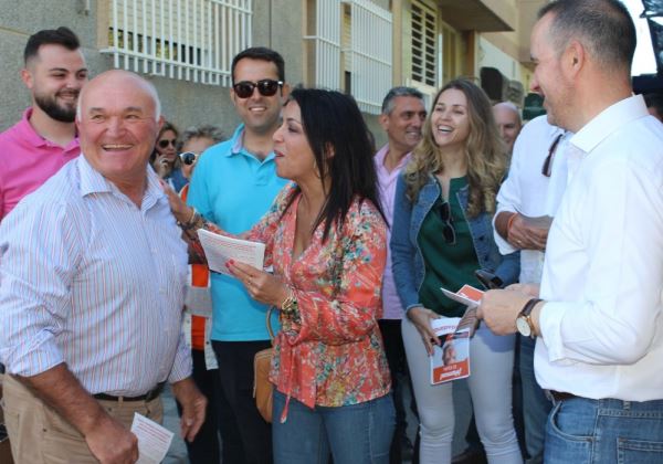 La presidenta del Parlamento andaluz visita El Ejido para apoyar a su candidato de Ciudadanos
