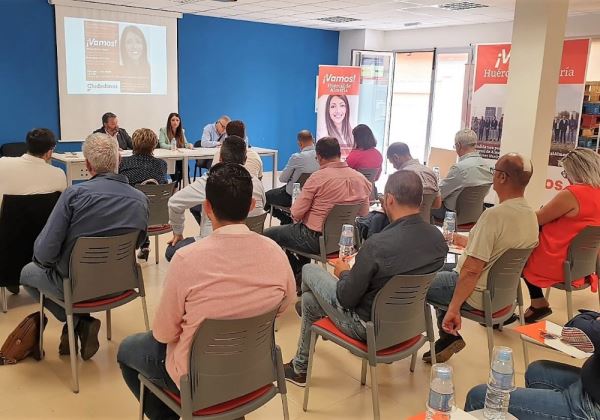 Almudena Serrano presenta a los empresarios de Huércal de Almería las medidas de Ciudadanos dirigidas a este sector