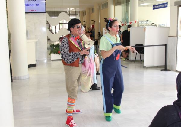 El 42º Festival de El Ejido sorprende al público en la calle con las 'Impro Sorpresas Teatrales'