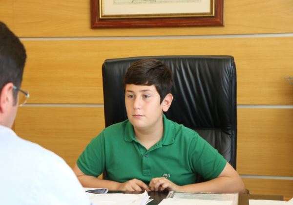 El joven Manuel Pérez se convierte en alcalde por un día en Santa María del Águila