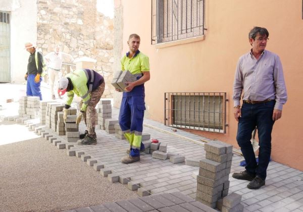 En marcha las obras de adoquinado del callejón Iglesia en Adra