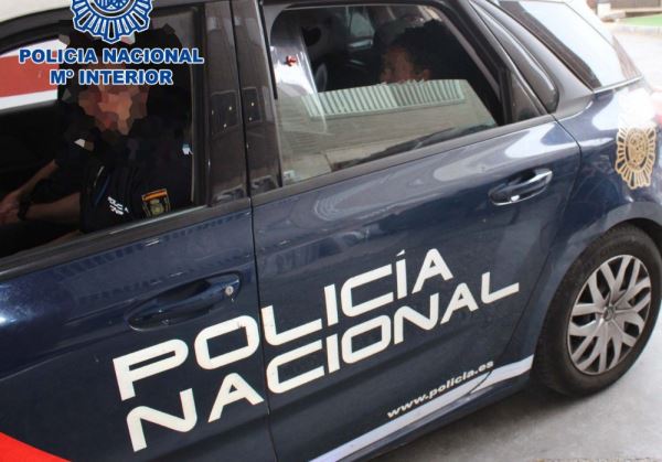 La Policía Nacional detiene una mujer que asestó varios cortes con un vaso a su compañera de trabajo
