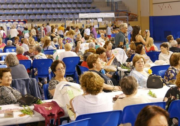 Cientos de personas se concentran en Adra para disfrutar del arte del bolillo