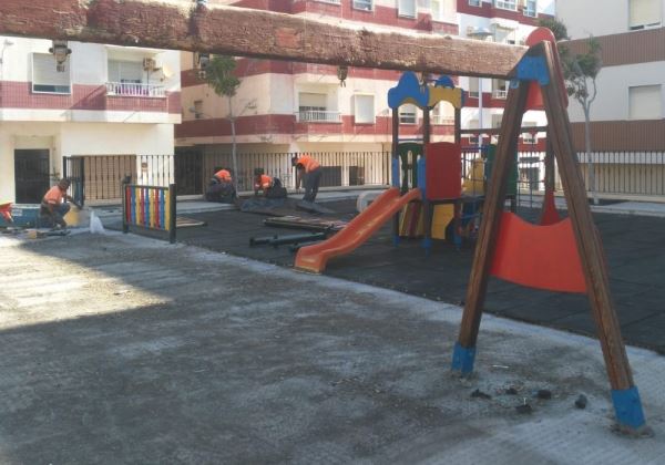 El Ayuntamiento de Adra acomete obras de mejora en el parque infantil de Plaza Ibiza