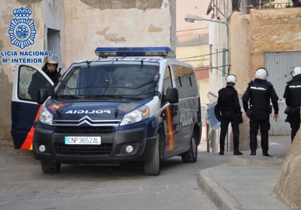 La Policía Nacional arresta a un varón que embistió repetidamente a un vehículo policial, para eludir su detención