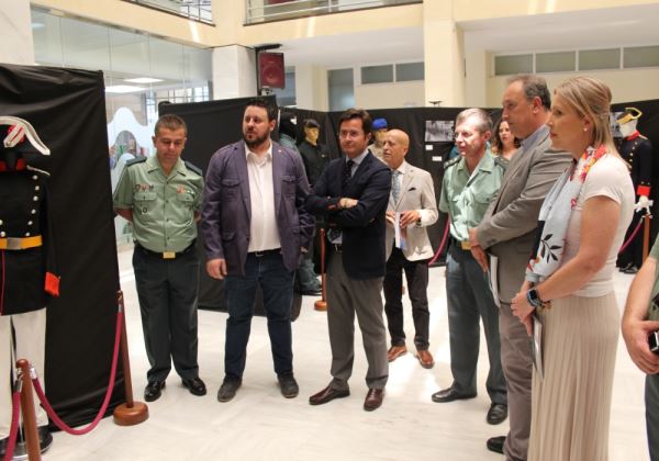 El Ayuntamiento de El Ejido acoge una exposición con los uniformes que dan testimonio de los 175 años de servicio de la Guardia Civil