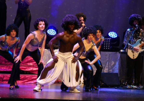 Cientos de personas se mueven al ritmo de Boney M en el Centro Cultural de Adra
