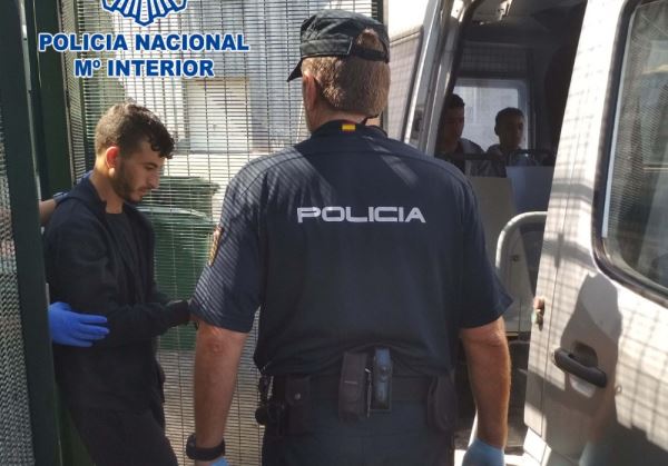 Detenido un paterista que gobernó una embarcación hasta las costas almerienses con 9 ciudadanos argelinos