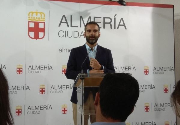El alcalde de Almería presenta un gobierno con cuatro tenientes de alcalde y diez áreas