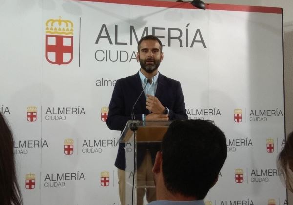 El alcalde de Almería presenta un gobierno con cuatro tenientes de alcalde y diez áreas