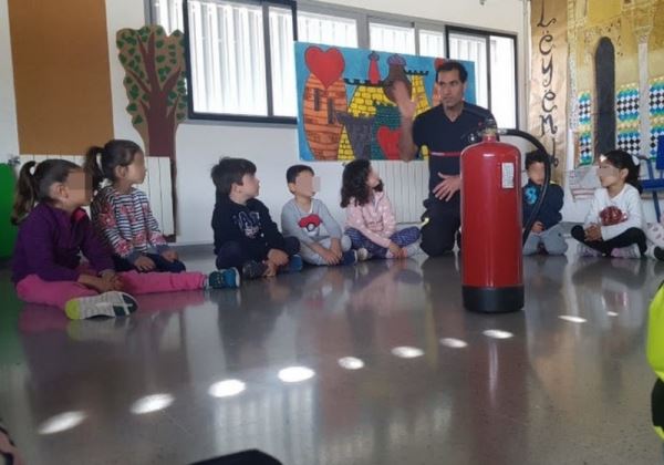 Unos 6.000 alumnos de veinte centros educativos participan en las actividades formativas de los Bomberos de Almería en el curso 2018/19