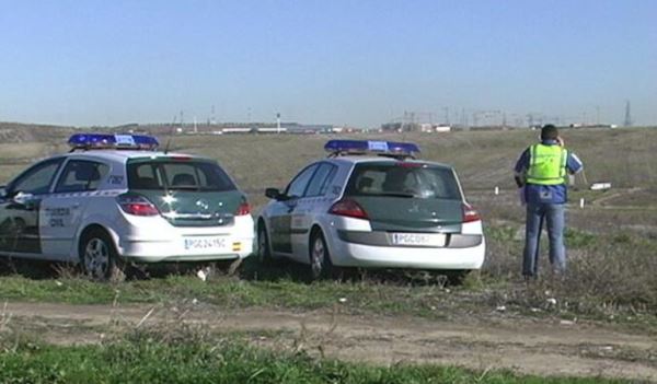 La Guardia Civil detiene a dos personas y recupera un ciclomotor sustraído en Francia