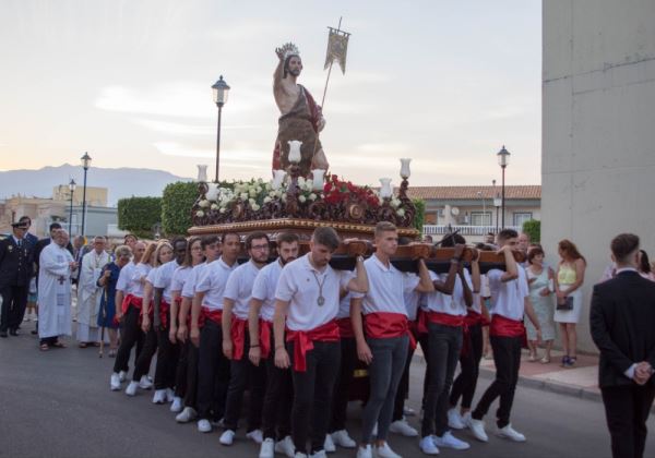 Los vecinos de las 200 Viviendas se despiden de sus fiestas con la procesión de San Juan Bautista