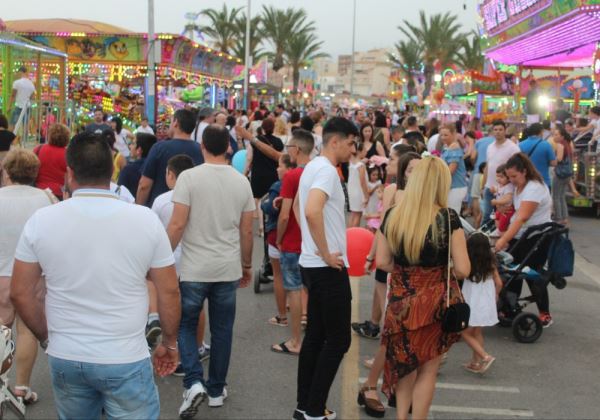 2.500 claveles adornan la tradicional Batalla de las Flores que junto al pregón dan inicio a las Fiestas de San Isidro