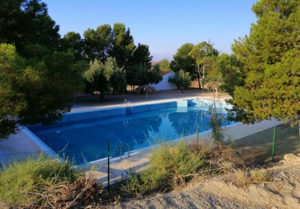 El PSOE de Taberno denuncia que el Ayuntamiento mantiene la piscina cerrada al público en pleno mes de julio