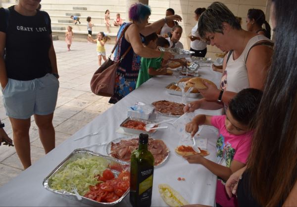 Más de un centenar de niños y padres se dan cita en la actividad 'Un Bocata Saludable'