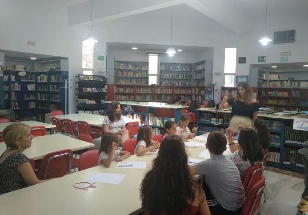 La biblioteca municipal Miguel de Cervantes de Vícar organiza un taller de Lengua de Signos para el verano