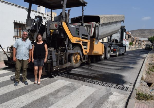 Finalizan las obras de asfaltado en torno a la plaza Cruz de Mayo de La Gangosa