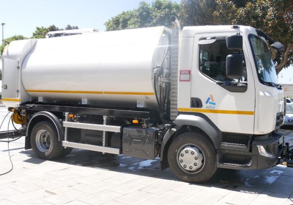 El Ayuntamiento de Adra presenta un nuevo camión de baldeo para mejorar el servicio de limpieza