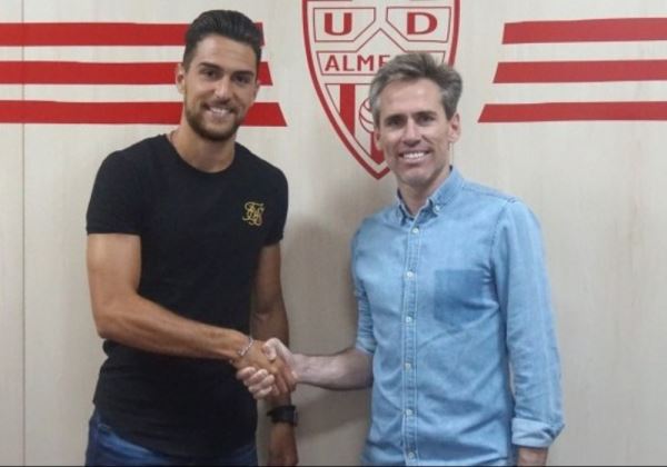 Juan Ibiza firma por tres temporadas con la UD Almería