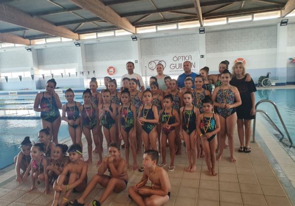 Más de una treintena de niños y niñas participan en la I Exhibición de Natación Artística en Adra