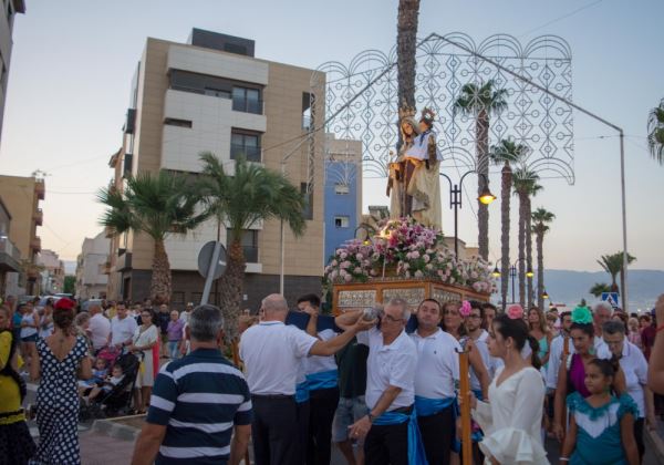 Los vecinos de El Puerto acompañan a la Virgen del Carmen en Roquetas
