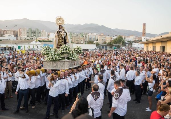 La Virgen del Carmen, patrona de los marineros, recorre las calles de Adra ante cientos de devotos