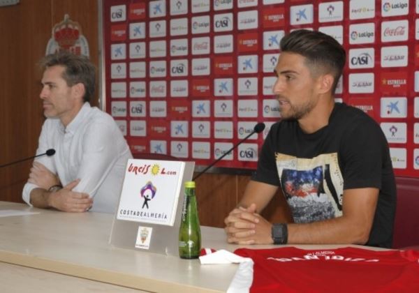 Juan Ibiza es presentado como jugador de la UD Almería