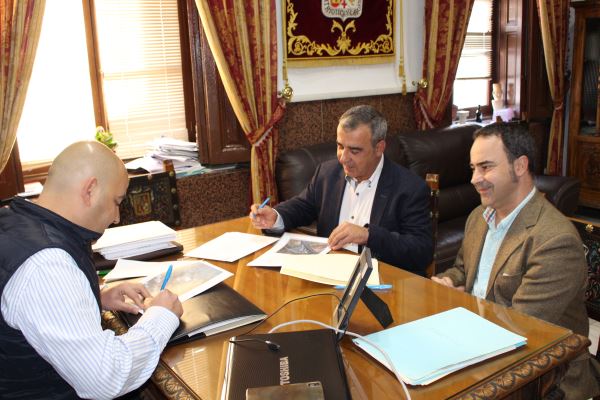 El alcalde huercalense firma el convenio de cesión de uso del terreno para 