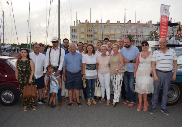 El Puerto de Almerimar viaja en el tiempo con una exitosa VIII Concentración de Coches Clásicos y Antiguos