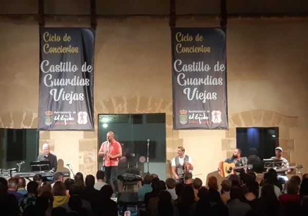 La melodía vocal de un coro infantil y el baile flamenco aderezan las noches en el Castillo de Guardias Viejas