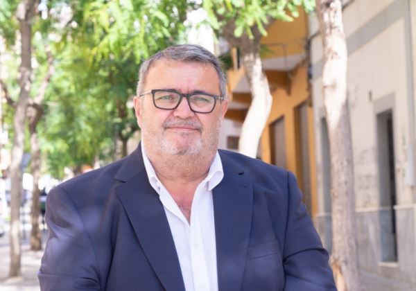 El socialista Manolo García exige al PP y VOX que aporten soluciones al transporte escolar en Roquetas de Mar