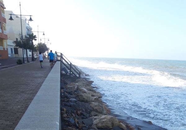 El último temporal deja a Balerma sin playa de nuevo