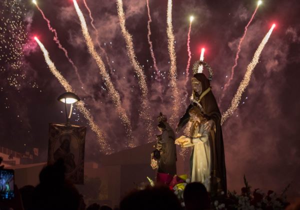 La Virgen del Carmen y Santa Ana recorren las calles de El Puerto de Roquetas