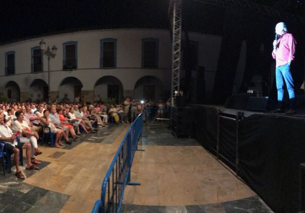 Bertín Osborne cautiva al público virgitano en su concierto de la Plaza Porticada