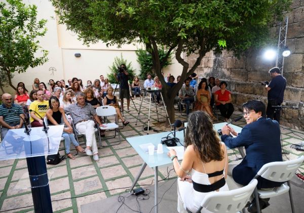 Teresa Lao Martínez llena de poesía el Patio del Mandarino con su libro 'Nada de mi, Nada de ti'