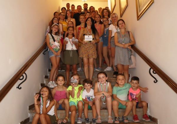 El alcalde de Berja recibe a la Academia de Baile de Esmeralda Fajardo tras su triunfo en Roma