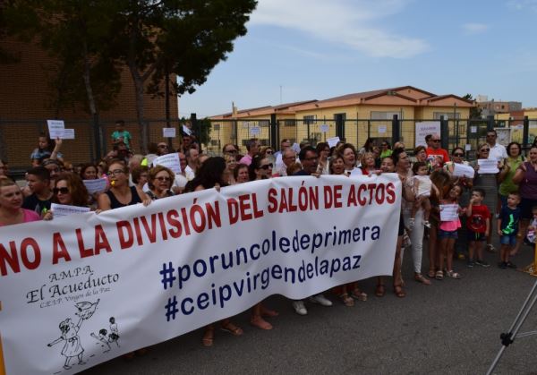 Padres y madres del colegio Virgen de la Paz de Vícar se concentran a las puertas del centro