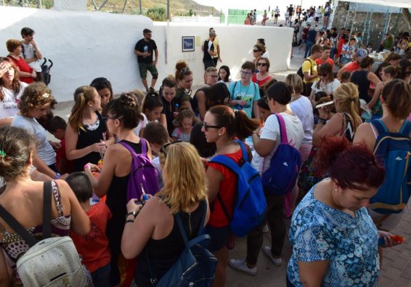 Vícar brilla un año más en el firmamento junto a las Perseidas, en su quinto 'Paseando entre Velas'