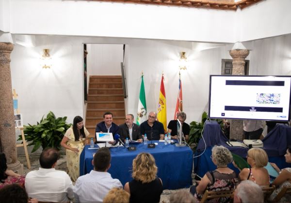 El libro 'Laujar Blanca y Azul' recupera el patrimonio histórico y la memoria colectiva de los laujareños