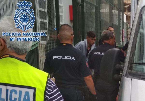 La Policía Nacional detiene al patrón de una embarcación con 18 inmigrantes a bordo